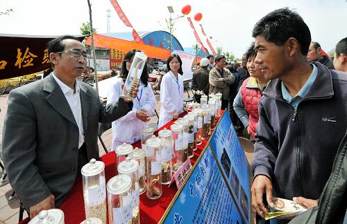5月18日,濟(jì)南市藥品檢驗(yàn)所專家(左)為村民講解中藥鑒別知識(shí)。當(dāng)日,濟(jì)南市食品藥品監(jiān)督管理局舉行農(nóng)村安全用藥科普宣傳活動(dòng),通過義務(wù)咨詢、免費(fèi)換藥等形式普及安全合理用藥知識(shí),提高農(nóng)村群眾自我識(shí)別能力,促進(jìn)農(nóng)村用藥安全。新華社記者 朱崢 攝