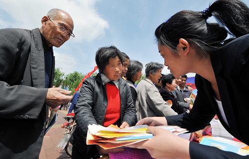 5月18日,濟(jì)南歷城區(qū)食品藥品監(jiān)管人員給唐王鎮(zhèn)村民講解安全用藥知識(shí)。新華社記者 朱崢 攝