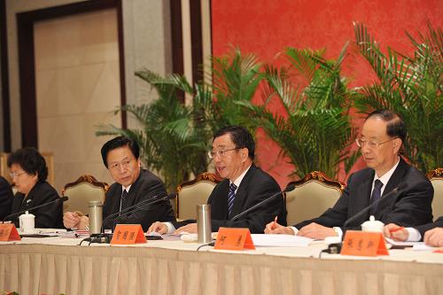 5月18日,中央紀(jì)委監(jiān)察部在南京市召開全國(guó)反腐倡廉建設(shè)創(chuàng)新經(jīng)驗(yàn)交流會(huì),中共中央政治局常委、中央紀(jì)委書記賀國(guó)強(qiáng)出席會(huì)議并講話。新華社記者 黃敬文 攝