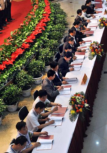 5月19日,在三門峽投資貿(mào)易洽談會上,客商參加簽約儀式。新華社記者 王頌 攝