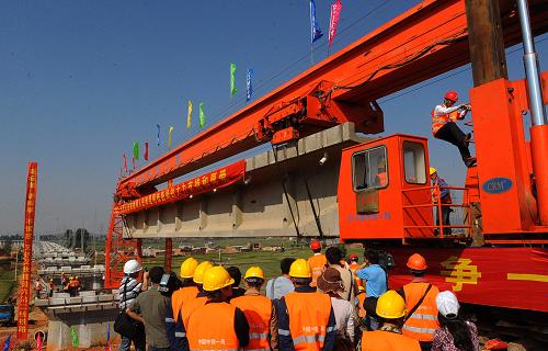 這是5月19日拍攝的六沾二線黑老灣雙線特大橋架梁施工開工儀式現(xiàn)場。新華社記者 陳海寧 攝
