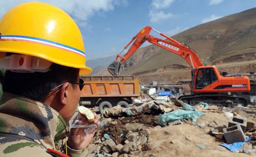 5月19日,武警水電部隊官兵在結(jié)古鎮(zhèn)利用大型機(jī)械清運建筑廢墟。青海玉樹地震災(zāi)區(qū)結(jié)古鎮(zhèn)危房拆除和廢墟清理工作正全力推進(jìn),截至目前各搶險救援隊和有關(guān)部門共清理廢墟120多萬立方米,清理垃圾超過50萬噸。據(jù)了解,青海省玉樹藏族自治州州府結(jié)古鎮(zhèn)的危房拆除和廢墟清理工作計劃在6月底前完成。新華社記者 侯德強(qiáng) 攝