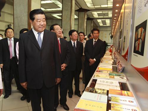 5月20日,中國文史出版社成立30周年座談會(huì)和成果展在京舉辦。中共中央政治局常委、全國政協(xié)主席賈慶林給座談會(huì)發(fā)來賀信并參觀了成果展。新華社記者 謝環(huán)馳 攝