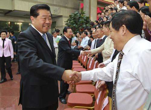 5月20日,中國文史出版社成立30周年座談會(huì)和成果展在京舉辦。中共中央政治局常委、全國政協(xié)主席賈慶林給座談會(huì)發(fā)來賀信并參觀了成果展。這是座談會(huì)前,賈慶林等親切會(huì)見出版社工作人員。新華社記者 謝環(huán)馳 攝