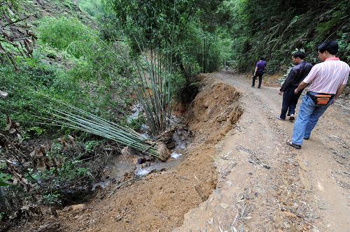 5月20日,廣西融安縣雅瑤鄉(xiāng)大琴村,一處道路塌方。新華社記者 李斌 攝