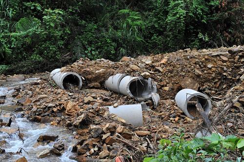 5月20日,廣西融安縣雅瑤鄉(xiāng)大琴村,一處道路被沖毀。新華社記者 李斌 攝