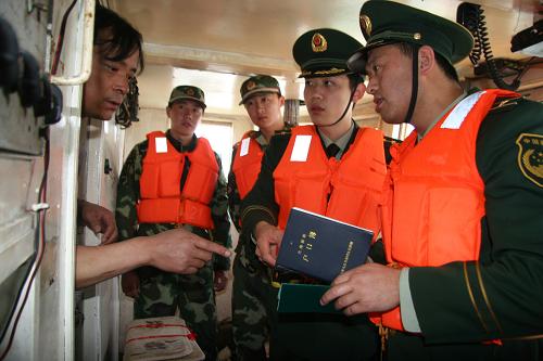 5月20日,山東海警官兵對(duì)可疑漁船上的人員例行執(zhí)法檢查。新華社發(fā)(于啟波 攝)