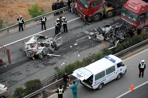 5月21日,蘭州交警和醫(yī)護(hù)人員正在現(xiàn)場施救。新華社記者 宋常青 攝