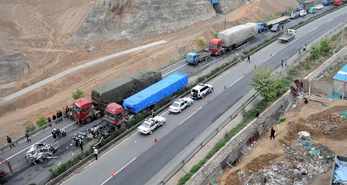 5月21日,交通事故造成高速公路單方向擁堵,大量車輛滯留在高速路上。新華社記者 宋常青 攝