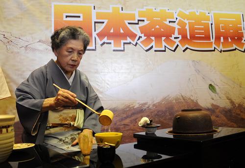 5月21日,日本茶道大師關(guān)宗貴受邀在首屆中國(guó)現(xiàn)代茶文化節(jié)上表演日本茶道。新華社記者 王小川 攝