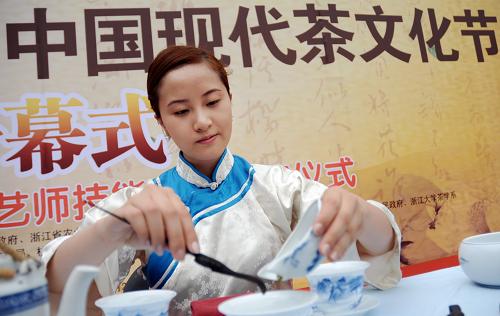5月21日,茶藝師在首屆中國(guó)現(xiàn)代茶文化節(jié)上表演茶道。新華社記者 王小川 攝
