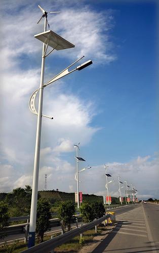 這是海南省三亞市海棠灣的風(fēng)光互補(bǔ)節(jié)能路燈(5月20日攝)。新華社記者 郭程 攝