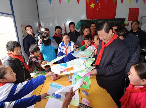 這是習(xí)近平在玉樹(shù)州紅旗學(xué)校“我心中的新玉樹(shù)”主題繪畫(huà)活動(dòng)現(xiàn)場(chǎng),興致勃勃地欣賞學(xué)生們創(chuàng)作的兒童畫(huà)。新華社記者 李濤 攝