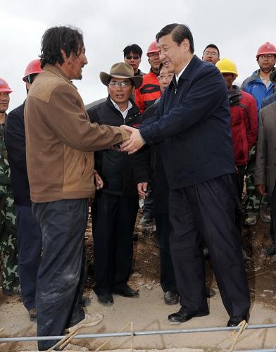 這是習(xí)近平在結(jié)古鎮(zhèn)甘達(dá)村災(zāi)后重建施工現(xiàn)場(chǎng),親切看望正在施工的建設(shè)者。新華社記者 李濤 攝