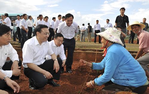 5月31日至6月2日,中共中央政治局常委、國務(wù)院副總理李克強(qiáng)在云南紅河哈尼族彝族自治州、昆明市考察。這是6月1日,李克強(qiáng)在昆明西山區(qū)白魚居委會祿海新村田間考察小水利設(shè)施和春耕生產(chǎn)情況。新華社記者 黃敬文 攝