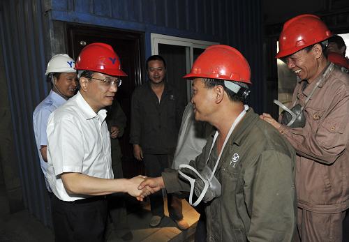 5月31日至6月2日,中共中央政治局常委、國務(wù)院副總理李克強(qiáng)在云南紅河哈尼族彝族自治州、昆明市考察。這是6月1日,李克強(qiáng)在云南錫業(yè)集團(tuán)(控股)有限責(zé)任公司考察時與工人握手。新華社記者 黃敬文 攝