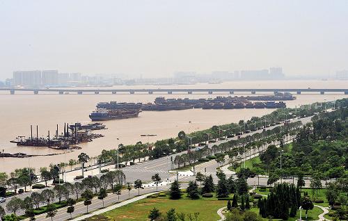 6月26日,滯留船只等待通過南昌大橋。新華社記者 何俊昌 攝