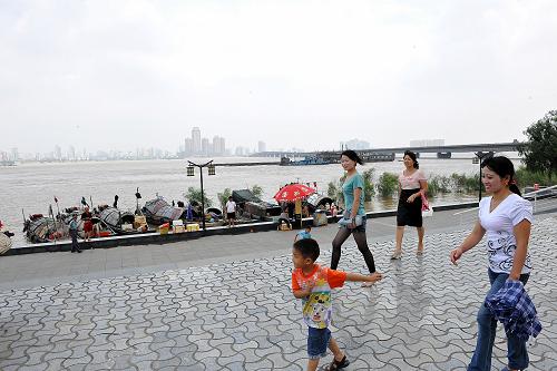 6月26日,市民從贛江南昌段走過。新華社記者 何俊昌 攝
