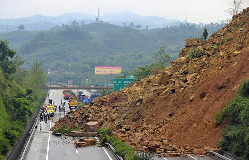 7月5日,山體塌方阻斷交通雙向通行。當(dāng)日,渝武高速公路(G75)重慶往合川方向931KM+500M處發(fā)生塌方險(xiǎn)情,造成渝武高速公路雙向行駛中斷,塌方面積約(長(zhǎng))50米乘(寬)25米,體積約3萬(wàn)立方米。據(jù)悉,塌方處無(wú)被困車輛及人員。新華社記者 陳誠(chéng) 攝