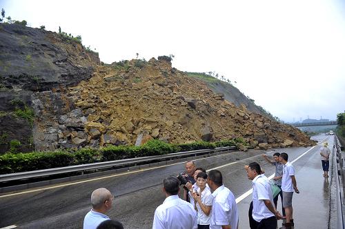 7月5日,山體塌方阻斷交通雙向通行。新華社記者 陳誠(chéng) 攝