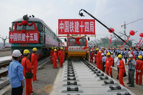 7月19日,中國鐵建十四局、十五局集團(tuán)鋪軌牽引車分別向上海、北京方向鋪軌。當(dāng)日,隨著中國鐵建十四、十五局集團(tuán)的鋪軌機(jī)在徐州東站平穩(wěn)地鋪下一段500米長鋼軌,標(biāo)志著世界上一次建成線路最長、標(biāo)準(zhǔn)最高、新中國成立以來一次投資規(guī)模最大的高速鐵路鋪軌正式啟動。全長1318公里的京滬高速鐵路,從北京南站出發(fā)終止于上海虹橋站,總投資2200億元。預(yù)計(jì)今年年底完成鋪軌,2012年前建成通車后,旅客即可以踏上京滬4小時(shí)“陸地飛行”之旅。新華社發(fā)(劉文 攝)