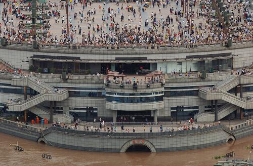 7月19日,重慶市民在朝天門碼頭觀看洪峰通過重慶主城區(qū)。新華社記者 陳誠 攝