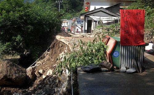 7月20日,陜西省嵐皋縣長梁村一處公路因路基被毀無法通行。新華社記者 丁海濤 攝