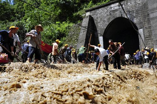 搶險人員在襄渝線向陽鎮(zhèn)至紫陽上行線水害現(xiàn)場搶修線路(7月19日攝)。7月19日21時51分,經(jīng)西安鐵路局職工晝夜搶修,襄渝鐵路最后一個嚴(yán)重水害區(qū)段向陽鎮(zhèn)至紫陽縣上行線順利搶通。至此,7月16日以來遭受特大暴雨襲擊導(dǎo)致嚴(yán)重水害的襄渝線陜西安康至四川達(dá)州段全線基本恢復(fù)正常行車。新華社發(fā) (唐振江 攝)