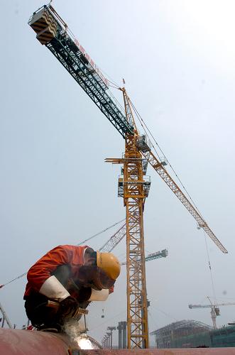 7月21日,在京滬高鐵濟(jì)南西客站施工現(xiàn)場,焊工在工作。新華社記者 郭緒雷 攝