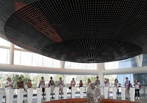 7月21日,滬臺師生們在臺灣館內(nèi)共同“點(diǎn)燈祈福”。新華社記者 劉穎 攝