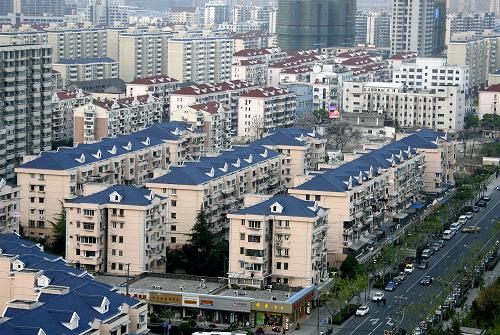 這是上海市成山路附近新建的居民小區(qū)(7月13日攝)。據(jù)佑威及樓市專評(píng)網(wǎng)近日聯(lián)合發(fā)布的數(shù)據(jù)顯示,上周(7月12日至7月18日)上海商品住宅成交面積為8萬平方米,環(huán)比上漲33%;新增供應(yīng)面積為9萬平方米,是前周的2.4倍;而成交均價(jià)為18367元/平方米,環(huán)比下跌2%,成交均價(jià)連續(xù)第6周低于2萬元。新華社記者 陳飛 攝