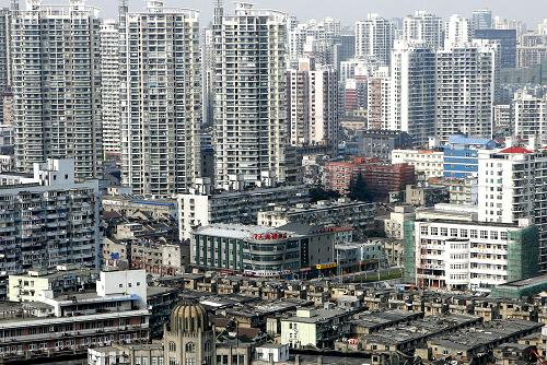 這是上海市東大名路旁新建居民小區(qū)和老式石庫門住宅區(qū)連成一片(7月20日攝)。新華社記者 陳飛 攝