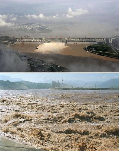 7月20日8時(shí),三峽工程迎來建成來最大洪峰,入庫洪峰流量達(dá)到每秒7萬立方米。此次洪水通過三峽工程的調(diào)蓄作用,下泄流量控制在每秒4萬立方米左右,有效消峰40%多,攔蓄洪水70億立方米左右,避免了因超警戒水位10萬勞力上堤,極大減輕了長江中下游的防洪壓力。這是三峽工程自蓄水以來,發(fā)揮的最大一次防洪減災(zāi)效益。 這張拼版照片顯示的是:2010年7月21日,三峽大壩正在泄洪(上圖)。新華社記者 程敏 攝 1998年7月25日,流量為每秒5.17萬立方米的洪水從三峽工程壩址奔騰而過(下圖)。新華社記者 杜華舉 攝