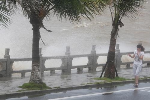 7月22日上午,受臺風(fēng)“燦都”影響,廣東珠海市沿海海面掀起大浪。新華社發(fā)(席湖 攝)