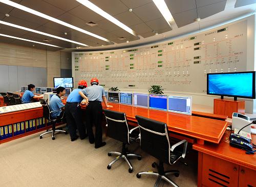 這是三峽左岸電廠總控室(7月21日攝)。來自長江上游的大洪水正通過三峽大壩,為減輕中下游防洪壓力,三峽工程發(fā)揮攔蓄作用,水庫水位不斷抬高,滿足了三峽電站26臺(tái)巨型機(jī)組全部滿額發(fā)電的條件。目前,三峽機(jī)組于今年首次達(dá)到設(shè)計(jì)額定出力1820萬千瓦,日發(fā)電量4億多千瓦時(shí)。新華社記者 程敏 攝
