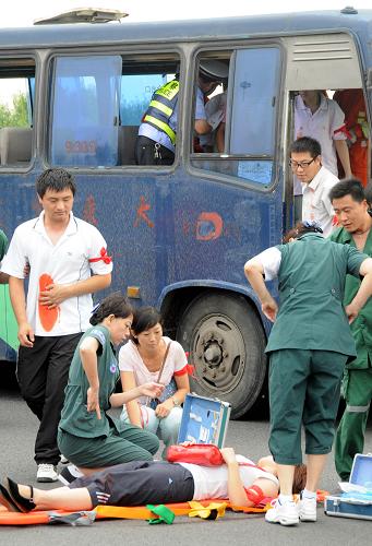 7月22日,在模擬交通事故現(xiàn)場(chǎng),醫(yī)護(hù)人員正在救治傷員。新華社記者 徐揚(yáng) 攝