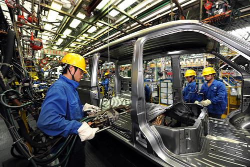 在位于柳州的上汽通用五菱汽車股份有限公司,車身車間工人在焊裝線上作業(yè)(7月13日攝)。新華社發(fā)(賴柳生 攝)