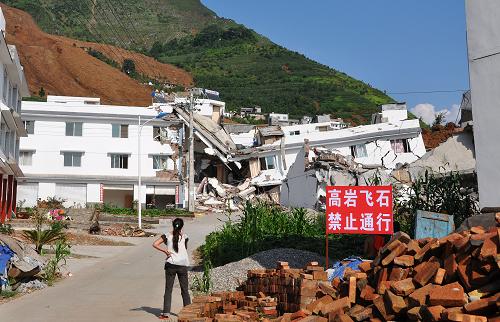 7月27日,漢源縣萬工鄉(xiāng)雙合村,一位村民在觀看被滑坡毀壞的房屋。新華社記者 江宏景 攝