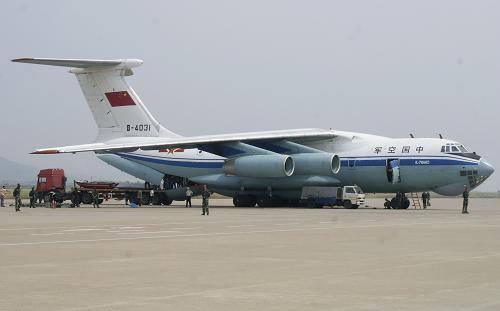 8月5日,武警江西總隊(duì)二支隊(duì)官兵在南昌昌北機(jī)場(chǎng)搶運(yùn)沖鋒舟。當(dāng)日上午,南昌昌北機(jī)場(chǎng)迎來(lái)一架運(yùn)7和兩架伊爾76運(yùn)輸機(jī),用來(lái)裝載國(guó)家防總從江西緊急抽調(diào)的50艘沖鋒舟,以支援吉林。為確保第一時(shí)間順利轉(zhuǎn)運(yùn),武警江西總隊(duì)二支隊(duì)出動(dòng)120余名官兵,僅用2個(gè)小時(shí)就將沖鋒舟全部裝機(jī)完畢。目前這批物資已運(yùn)至長(zhǎng)春,將投入搶險(xiǎn)救援。新華社發(fā)(何宗卯 攝)