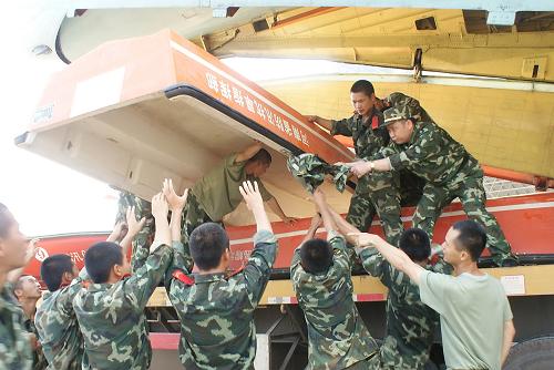 8月5日,武警江西總隊(duì)二支隊(duì)官兵在南昌昌北機(jī)場(chǎng)搶運(yùn)沖鋒舟。新華社發(fā)(何宗卯 攝)
