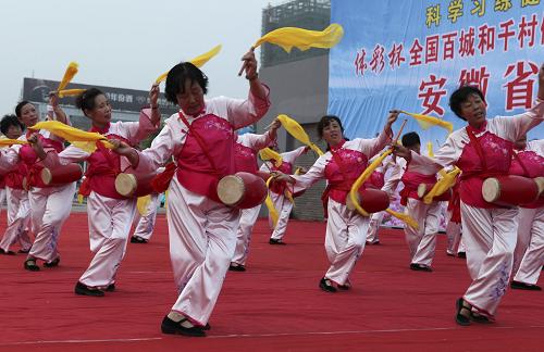 8月6日,市民在安徽亳州市魏武廣場(chǎng)舉行的“全民健身日”活動(dòng)啟動(dòng)儀式上表演歡樂腰鼓。當(dāng)日,全國武術(shù)之鄉(xiāng)安徽省亳州市在魏武廣場(chǎng)啟動(dòng)“全國百城千村健身氣功系列展示暨慶祝第二個(gè)全民健身日”活動(dòng),參加活動(dòng)的群眾表演了武術(shù)、腰鼓、華佗五禽戲等,迎接全國第二個(gè)“全民健身日”的到來。新華社發(fā)(劉勤利 攝)