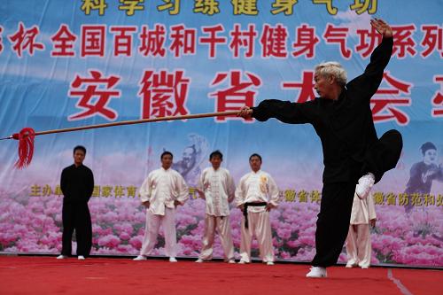 8月6日,市民在亳州市魏武廣場(chǎng)舉行的“全民健身日”活動(dòng)啟動(dòng)儀式上表演武術(shù)。新華社發(fā)(劉勤利 攝)