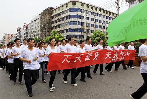 8月6日,江西萍鄉(xiāng)市市民手系綠絲帶參加全民健身環(huán)城接力跑活動(dòng)。當(dāng)日,江西省萍鄉(xiāng)市在秋收起義廣場(chǎng)舉行“綠之動(dòng)·讓城市更具活力”綠絲帶全民健身環(huán)城跑暨全國百城千村健身氣功展示活動(dòng),萬余名市民參加了全民健身環(huán)城接力跑。新華社發(fā)(余和平 攝)