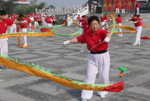 8月6日,河南開封的空竹愛好者進(jìn)行抖空竹排練。當(dāng)日,河南省開封市數(shù)百健身愛好者聚集在寶津樓廣場(chǎng)進(jìn)行彩排表演,迎接8月8日“全民健身日”的到來。新華社發(fā)(汴煊 攝)
