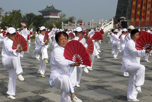 8月6日,河南開封的健身愛好者在寶津樓廣場(chǎng)進(jìn)行太極扇彩排,迎接8月8日“全民健身日”的到來。新華社發(fā)(汴煊 攝)