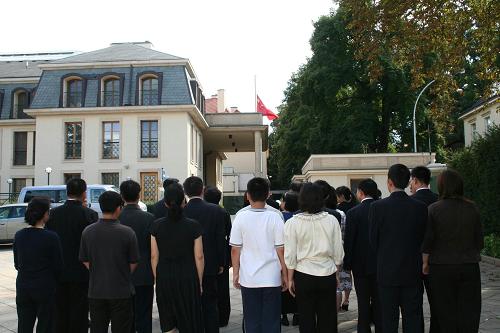 8月15日,在捷克首都布拉格,中國駐捷克大使館下半旗,全體工作人員及家屬面朝國旗,為舟曲特大山洪泥石流遇難同胞默哀三分鐘。新華社記者 孫希有 攝
