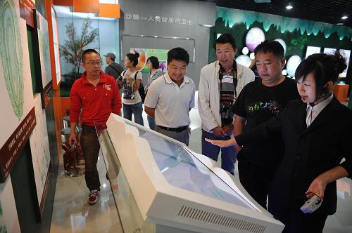 8月16日,觀眾在黑龍江省黑河市孫吳縣沙棘展覽館參觀。新華社記者 周確 攝