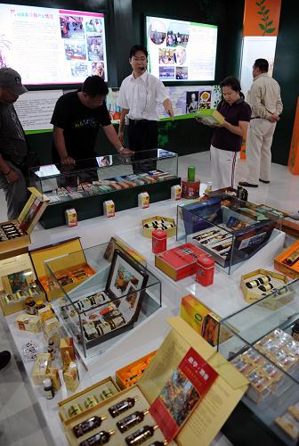 8月16日,觀眾在沙棘展覽館參觀來(lái)自全國(guó)各地的沙棘產(chǎn)品。新華社記者 周確 攝