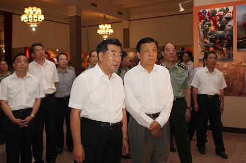 這是回良玉、劉云山等觀看展覽。新華社記者 劉衛(wèi)兵 攝