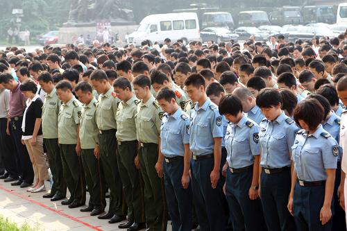 這是開幕式上,人們向抗震救災中犧牲的烈士、向玉樹地震遇難同胞默哀。新華社記者 劉衛(wèi)兵 攝